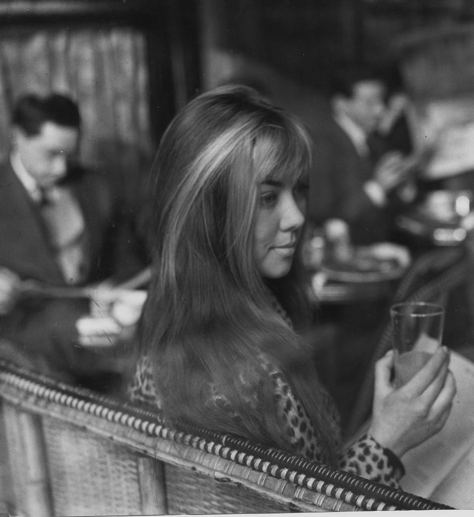 CAFÉ DE FLORE , SANDRINE 1958 PHOTO PAUL ALMASY/VAUTHEY