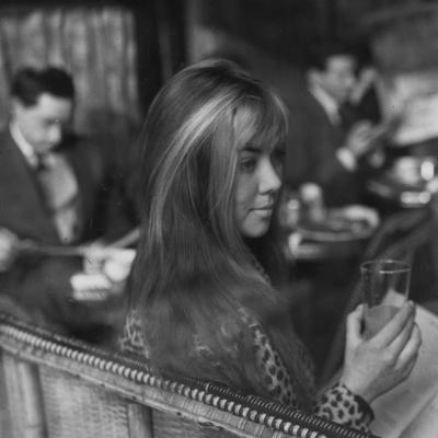 CAFÉ DE FLORE , SANDRINE 1958 PHOTO PAUL ALMASY/VAUTHEY