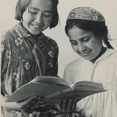 ÉCOLIÈRES TADJIKISTAN PHOTO CHAKHOVSKI CIRCA 1947