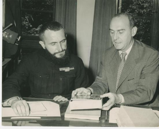 L'Abbé Pierre et Mr Morse Président du B I T-Presse