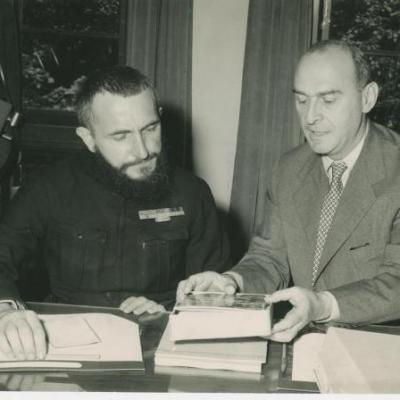 L'Abbé Pierre et Mr Morse Président du B I T-Presse