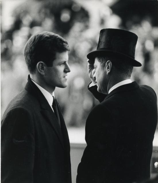 John Kennedy et son jeune frère. Copyright by 