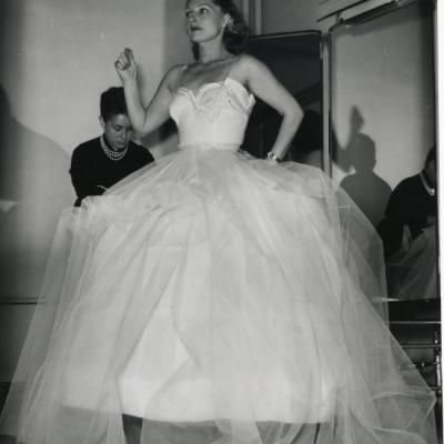 Simone Renant. Robe Jean-Galtier Boissière-Copyright coordination