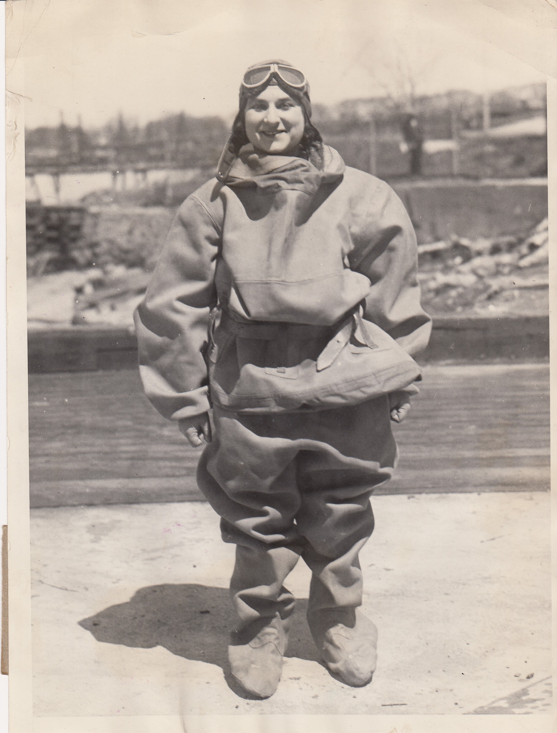 Miss Frances Reese parachutiste ©Trampus 1930