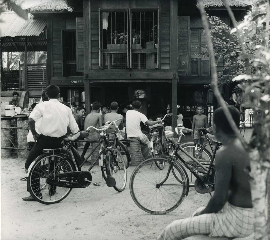 ©Paul Almasy  Télévision publique vietnam 1960